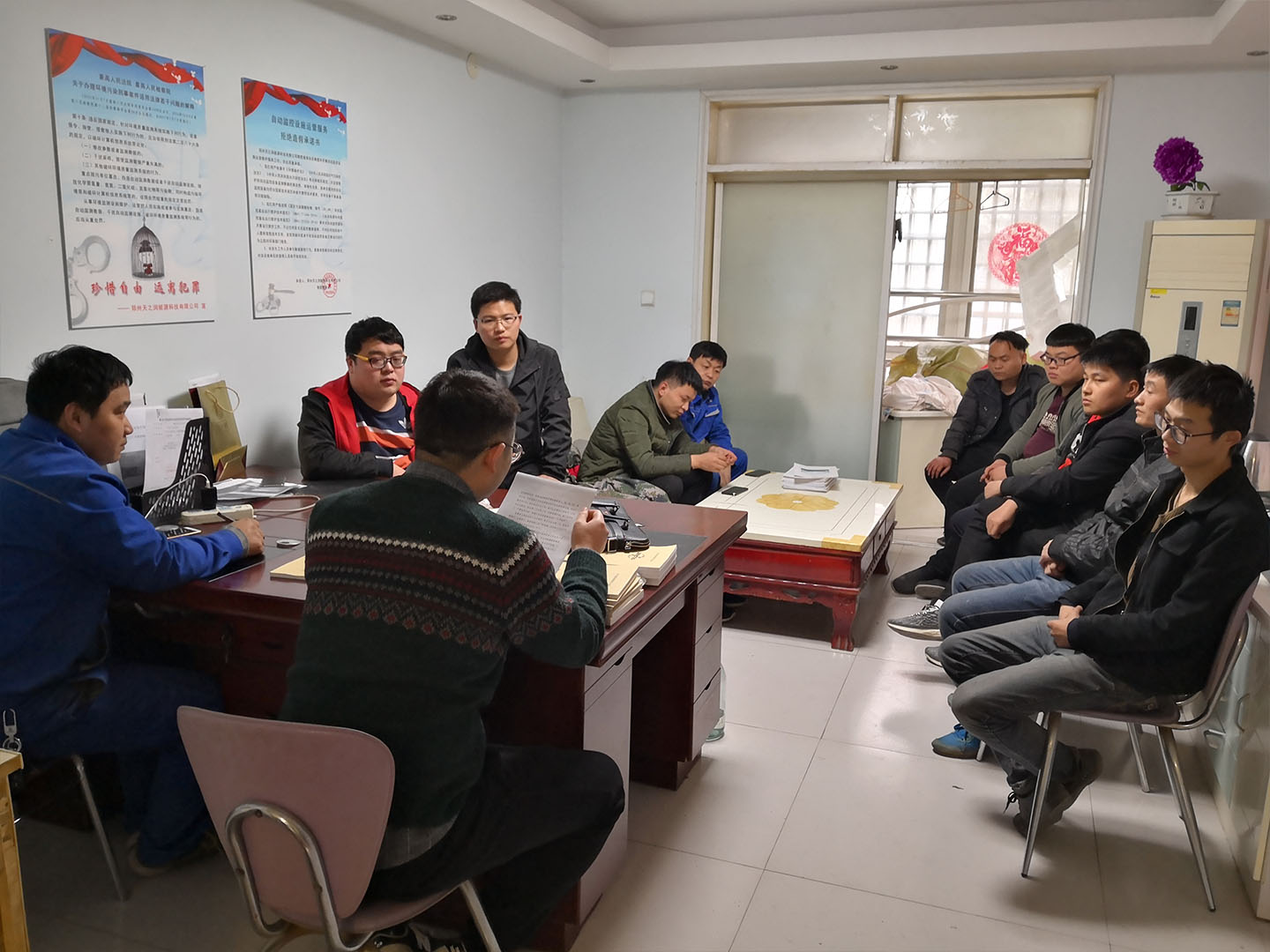 天之潤各服務(wù)站開始組織學(xué)習(xí)“全省打擊污染源監(jiān)控設(shè)施數(shù)據(jù)造假警示 視頻會(huì)議”精神