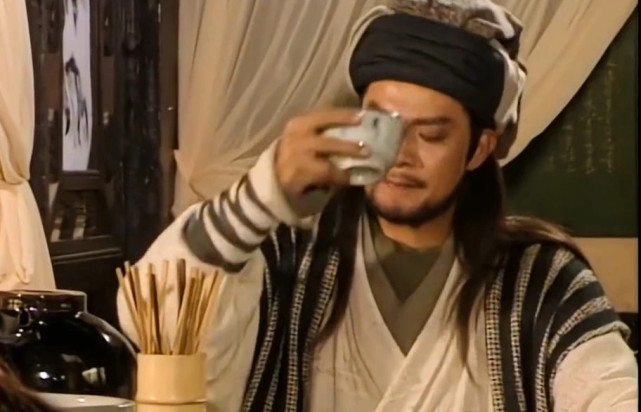 萧峰独胆豪情，仰天饮酒，胆魄震撼